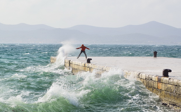 Spektakularna igra valova na zadarskoj rivi 5. studenog 2014.  Foto: Marin Pitton