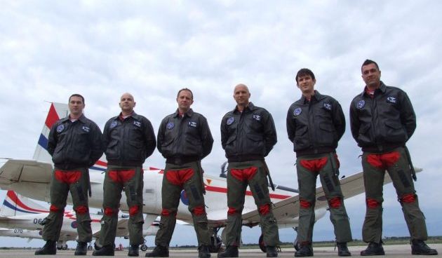 100. nastup Krila Oluje, slavljenička torta, foto: HRZ i PZO/M. Karačić