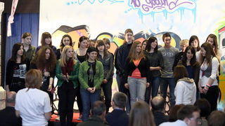 Zadar, 060510.
U klubu Arsenal obiljezena je 10.godisnjica rada obrazovnog portala srednjih skola Zadarske zupanije “RivaOn”.
Na fotografiji : predstavljane ucenika koji su sudjelovali u 4.natjecaju za najbolju fotografiju.
Foto: Vladimir Ivanov / CROPIX