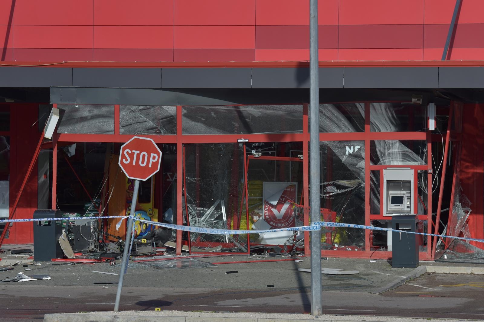Raznesen bankomat u sklopu Plodina na Žmirićima Raznesen bankomat u sklopu Plodina na Žmirićima