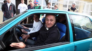 Zadar, 050312.
Ucenici Strukovne skole Vice Vlatkovica, pod vodstvom profesora Ante Ivanca, preradili su benzinski automobil u elektricni te su svoj rad danas prezentirali javnosti. Preradjeni Peugeot 106 krece se totalno necujno, brzinom i vecom od 50 ki Zadar, 050312.
Ucenici Strukovne skole Vice Vlatkovica, pod vodstvom profesora Ante Ivanca, preradili su benzinski automobil u elektricni te su svoj rad danas prezentirali javnosti. Preradjeni Peugeot 106 krece se totalno necujno, brzinom i vecom od 50 ki