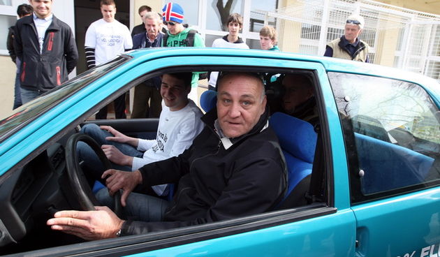 Zadar, 050312.
Ucenici Strukovne skole Vice Vlatkovica, pod vodstvom profesora Ante Ivanca, preradili su benzinski automobil u elektricni te su svoj rad danas prezentirali javnosti. Preradjeni Peugeot 106 krece se totalno necujno, brzinom i vecom od 50 ki