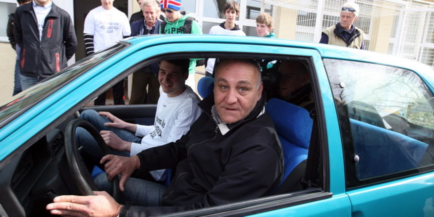 Zadar, 050312.
Ucenici Strukovne skole Vice Vlatkovica, pod vodstvom profesora Ante Ivanca, preradili su benzinski automobil u elektricni te su svoj rad danas prezentirali javnosti. Preradjeni Peugeot 106 krece se totalno necujno, brzinom i vecom od 50 ki Zadar, 050312.
Ucenici Strukovne skole Vice Vlatkovica, pod vodstvom profesora Ante Ivanca, preradili su benzinski automobil u elektricni te su svoj rad danas prezentirali javnosti. Preradjeni Peugeot 106 krece se totalno necujno, brzinom i vecom od 50 ki