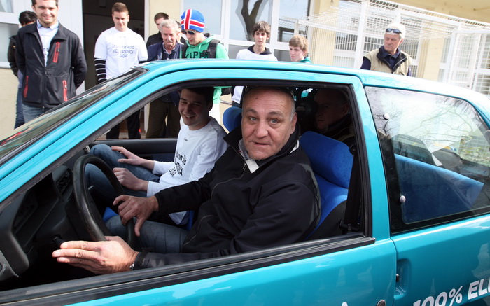Zadar, 050312.
Ucenici Strukovne skole Vice Vlatkovica, pod vodstvom profesora Ante Ivanca, preradili su benzinski automobil u elektricni te su svoj rad danas prezentirali javnosti. Preradjeni Peugeot 106 krece se totalno necujno, brzinom i vecom od 50 ki Zadar, 050312.
Ucenici Strukovne skole Vice Vlatkovica, pod vodstvom profesora Ante Ivanca, preradili su benzinski automobil u elektricni te su svoj rad danas prezentirali javnosti. Preradjeni Peugeot 106 krece se totalno necujno, brzinom i vecom od 50 ki