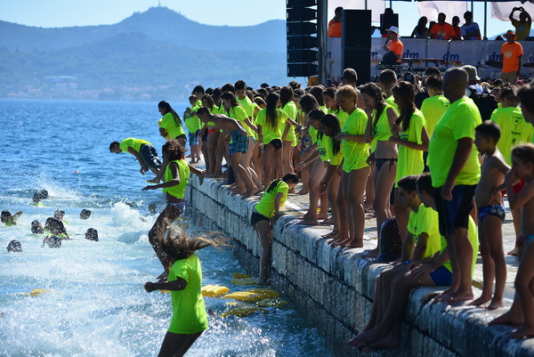 10. dm Millennium Jump na zadarskoj rivi – 3 tisuće skakača poslalo prekrasnu priču u svijet 10. dm Millennium Jump na zadarskoj rivi – 3 tisuće skakača poslalo prekrasnu priču u svijet