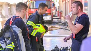 Požar na Narodnom trgu i dalje aktivan, deseci vatrogasaca ga gase