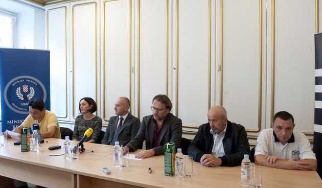 Ministar obrane Republike Hrvatske Predrag Fred Matic predstavio je pobjednike za kratku pricu “Jedna slika iz Domovinskog rata”. Prvonagradjena prica je autorice Maje Hrgovic, drugonagradjena prica je autora Vlade Vukusica, a trecenagradjena je prica Da