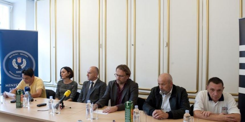 Ministar obrane Republike Hrvatske Predrag Fred Matic predstavio je pobjednike za kratku pricu “Jedna slika iz Domovinskog rata”. Prvonagradjena prica je autorice Maje Hrgovic, drugonagradjena prica je autora Vlade Vukusica, a trecenagradjena je prica Da Ministar obrane Republike Hrvatske Predrag Fred Matic predstavio je pobjednike za kratku pricu “Jedna slika iz Domovinskog rata”. Prvonagradjena prica je autorice Maje Hrgovic, drugonagradjena prica je autora Vlade Vukusica, a trecenagradjena je prica Da