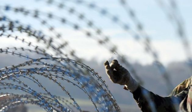 Slovenska vojska postavlja ogradu od bodljikave zice na granicnom prijelazu Gibina. Photo: Vjeran Zganec Rogulja/PIXSELL