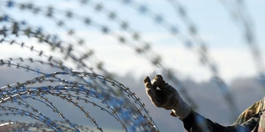 Slovenska vojska postavlja ogradu od bodljikave zice na granicnom prijelazu Gibina. Photo: Vjeran Zganec Rogulja/PIXSELL Slovenska vojska postavlja ogradu od bodljikave zice na granicnom prijelazu Gibina. Photo: Vjeran Zganec Rogulja/PIXSELL
