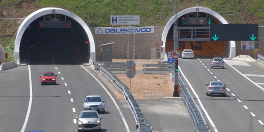 Zadar, 300509.
Danas je na odmoristu Marune odrzana svecanost otvaranja tunela Mala Kapela i Sv.Rok.Svecanosti su prisustvovali : Stipe Zrilic,Mario Lovricevic, Jurica Prskalo, Bozidar kalmeta, Darko Milinovic, Zdravko Livakovic, Zvonimir Vrancic.
Foto : Zadar, 300509.
Danas je na odmoristu Marune odrzana svecanost otvaranja tunela Mala Kapela i Sv.Rok.Svecanosti su prisustvovali : Stipe Zrilic,Mario Lovricevic, Jurica Prskalo, Bozidar kalmeta, Darko Milinovic, Zdravko Livakovic, Zvonimir Vrancic.
Foto :