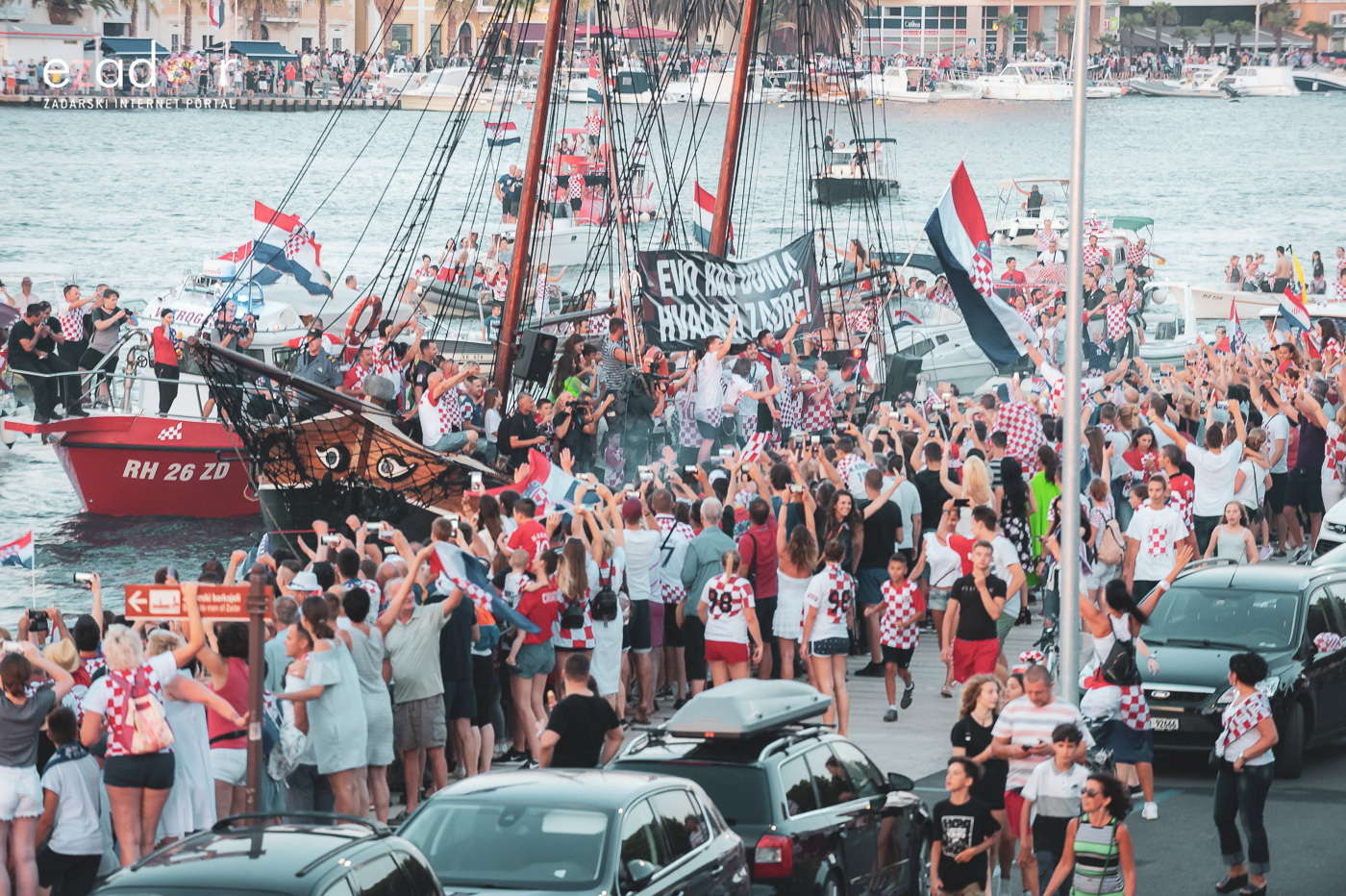 Zadar priredio čudesan doček svojim Vatrenim herojima (1)