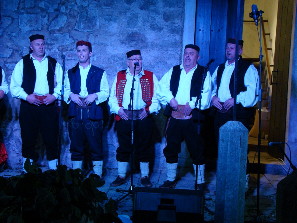 U subotu, 16. srpnja, na Kaštelu Benković u Benkovcu, u sklopu Benkovačkog kulturnog ljeta održan je “9. Etno festival – Benkovac 2016.” U subotu, 16. srpnja, na Kaštelu Benković u Benkovcu, u sklopu Benkovačkog kulturnog ljeta održan je “9. Etno festival – Benkovac 2016.”