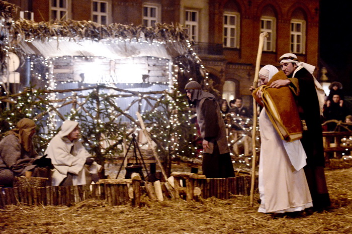 Zagreb, 221212.
Kaptol.
Zajednica Cenacolo vec 13 godina ispred Katedrale na Kaptolu u bozicno vrijeme priredjuje Zive jaslice.
Na fotografiji: detalj sa priredbe.
Foto: Admir Buljubasic / CROPIX Zagreb, 221212.
Kaptol.
Zajednica Cenacolo vec 13 godina ispred Katedrale na Kaptolu u bozicno vrijeme priredjuje Zive jaslice.
Na fotografiji: detalj sa priredbe.
Foto: Admir Buljubasic / CROPIX