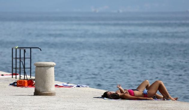 Opis  20.07.2014., Zadar – Osvjezenje od vrucine turisti su pronasli na zadarskoj rivi tik do Morskih orgulja. Photo: Filip Brala/PIXSELL Autor  Filip Brala/PIXSELL Ključne riječi  osvjezenje, vrucine, more, gradjani, turisti, ljeto, kupanje