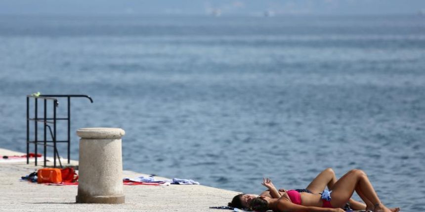Opis  20.07.2014., Zadar – Osvjezenje od vrucine turisti su pronasli na zadarskoj rivi tik do Morskih orgulja. Photo: Filip Brala/PIXSELL Autor  Filip Brala/PIXSELL Ključne riječi  osvjezenje, vrucine, more, gradjani, turisti, ljeto, kupanje