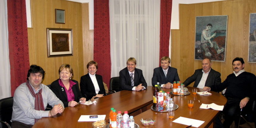 Pag , 160210.
Izaslanstvo Juznomoravske regije predvodeno clanicom Poglavarstva zaduzenom za medunarodnu suradnju Ilonom Sokolovom posjetilo je Pag.
U izaslanstvu je bio i direktor tvrtke “CDC golf” Dusan Jakoubek koji je izrazio zelju da u Pagu grade gol Pag , 160210.
Izaslanstvo Juznomoravske regije predvodeno clanicom Poglavarstva zaduzenom za medunarodnu suradnju Ilonom Sokolovom posjetilo je Pag.
U izaslanstvu je bio i direktor tvrtke “CDC golf” Dusan Jakoubek koji je izrazio zelju da u Pagu grade gol