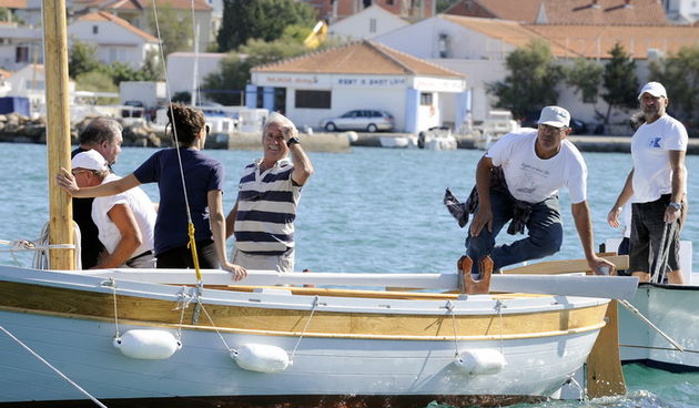 Murter, 021011.
U Murteru odrzana tradicionalna regata brodica ” Latinsko idro” gdje je sudjelovalo sedamdesetak posada.
Na slici: tv novinar Ante Granik (u sredini).
Foto: Jadran Babic / CROPIX