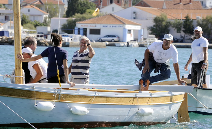 Murter, 021011.
U Murteru odrzana tradicionalna regata brodica ” Latinsko idro” gdje je sudjelovalo sedamdesetak posada.
Na slici: tv novinar Ante Granik (u sredini).
Foto: Jadran Babic / CROPIX Murter, 021011.
U Murteru odrzana tradicionalna regata brodica ” Latinsko idro” gdje je sudjelovalo sedamdesetak posada.
Na slici: tv novinar Ante Granik (u sredini).
Foto: Jadran Babic / CROPIX