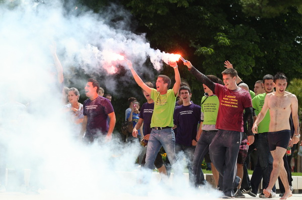 Zadar, 170513. 
Danas su se ucenici zavrsnih razreda zadarskih srednjih skola oprostili od skolskih klupa tradicionalnom Norijadom. 
Uz neizostavni alkohol, pjesmu i prosipanje brasna i jaja po centru grada, nakratko su privukli pozornost prolaznika na se