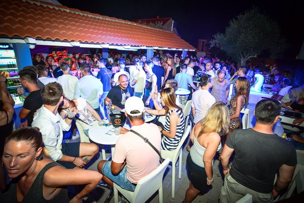 Odlična zabava u Noštromo i Vagabundo barovima na Viru