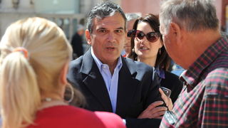 Zadar, 140513.
Ministar poduzetnistva i obrta, Gordan Maras, danas je posjetio Zadar i u drustvu SDP-ovog kandidata za gradonacelnika Ive Bilica prosetao gradom i posjetio SDP-ov stand.
Na fotografiji: Ivo Bilic.
Foto: Luka Gerlanc / CROPIX Zadar, 140513.
Ministar poduzetnistva i obrta, Gordan Maras, danas je posjetio Zadar i u drustvu SDP-ovog kandidata za gradonacelnika Ive Bilica prosetao gradom i posjetio SDP-ov stand.
Na fotografiji: Ivo Bilic.
Foto: Luka Gerlanc / CROPIX