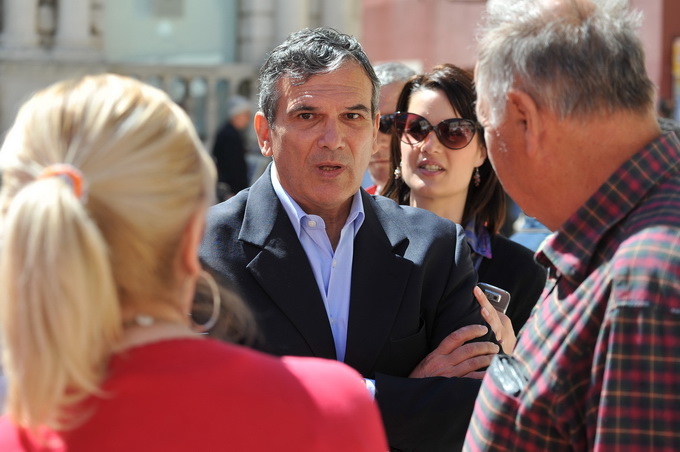 Zadar, 140513.
Ministar poduzetnistva i obrta, Gordan Maras, danas je posjetio Zadar i u drustvu SDP-ovog kandidata za gradonacelnika Ive Bilica prosetao gradom i posjetio SDP-ov stand.
Na fotografiji: Ivo Bilic.
Foto: Luka Gerlanc / CROPIX Zadar, 140513.
Ministar poduzetnistva i obrta, Gordan Maras, danas je posjetio Zadar i u drustvu SDP-ovog kandidata za gradonacelnika Ive Bilica prosetao gradom i posjetio SDP-ov stand.
Na fotografiji: Ivo Bilic.
Foto: Luka Gerlanc / CROPIX