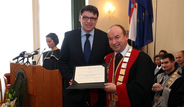 Zadar, 250313.
Sveuciliste u Zadru. Ministar znanosti, obrazovanja i sporta Zeljko Jovanovic sa suradnicima boravi u radnom posjetu Zadru. U pratnji savjetnice za odgoj i obrazovanje Sabine Glasovac, ministar je nazocio svecanoj sjednici Sveucilista u Zad