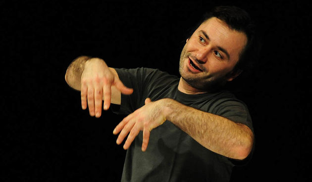 Zadar, 21.03.2013. snimio: Nenad Marčev 
TEATAR EXIT & TEATROMAN 
Bjarni Haukur Thorsson: 
JA, TATA!, monodrama 
redatelj: Boris Kovačević 
igra: Rakan Rushaidat 
Velika dvorana HNK Zadar