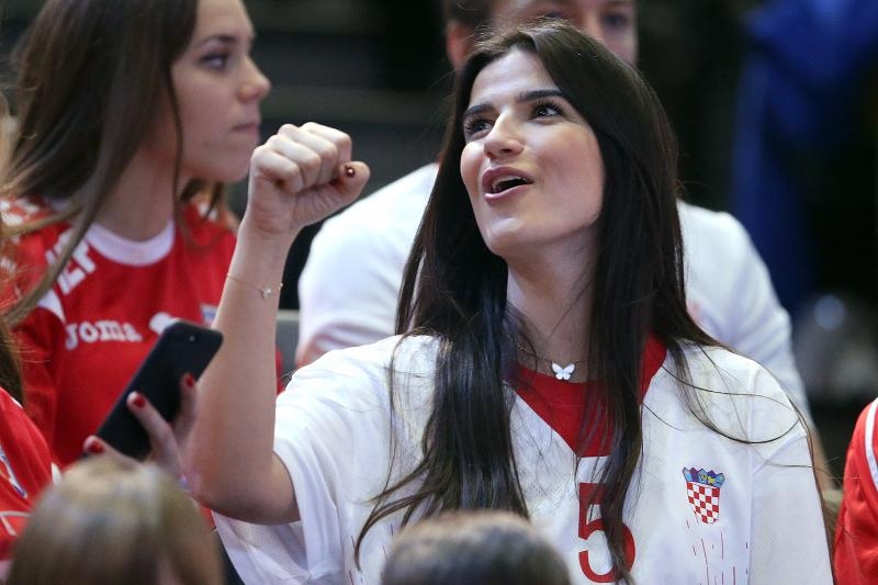 Hrvatski navijači u Parizu na utakmici Slovenija – Hrvatska za 3. mjesto na Svjetskom prvenstvu