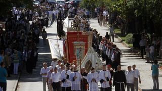 Slika Čudotvorne Gospe Sinjske u svečanoj procesiji ulicama Sinja, Foto: Tino Jurić/PIXSELL