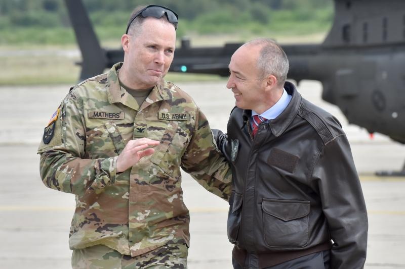 U Zracnoj bazi Zemunik odrzana je prezentacija pocetka letacke obuke na helikopterima OH-58D Kiowa Warrior koji su donacija americke vojske. Prezentaciji je naocio ministar obrane RH Damir Krsticevic koji je sudjelovao u trenaznom letu