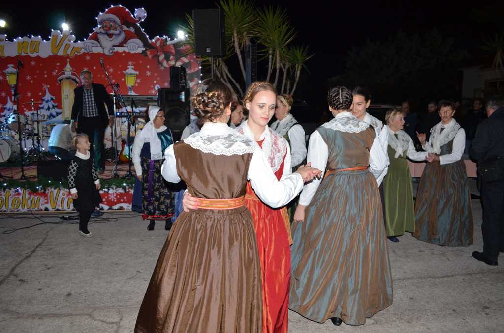 Vir: Druženje virske djece sa Svetim Nikolom Vir: Druženje virske djece sa Svetim Nikolom