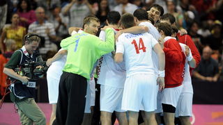 London, 310712.
Dvorana Copper Box.
Hrvatska muska rukometna reprezentacija igra utakmicu 2. kolo u skupini B protiv Srbije tokom Olimpijskih Igra u Londonu.
Na fotografiji: slavlje nakon pobjede.
Foto: Drago Sopta / CROPIX
