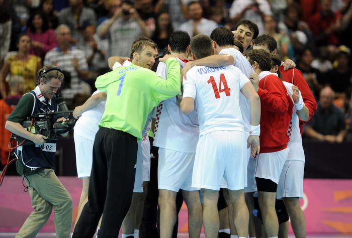 London, 310712.
Dvorana Copper Box.
Hrvatska muska rukometna reprezentacija igra utakmicu 2. kolo u skupini B protiv Srbije tokom Olimpijskih Igra u Londonu.
Na fotografiji: slavlje nakon pobjede.
Foto: Drago Sopta / CROPIX