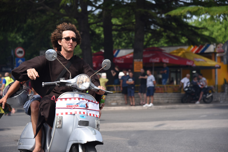 Spektakularni defile vespaša, foto: Vinko Pešić Spektakularni defile vespaša, foto: Vinko Pešić