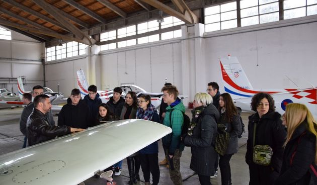 Polaznici Zimske škole u posjeti vojarni “Pukovnik Mirko Vukušić” u Zemuniku