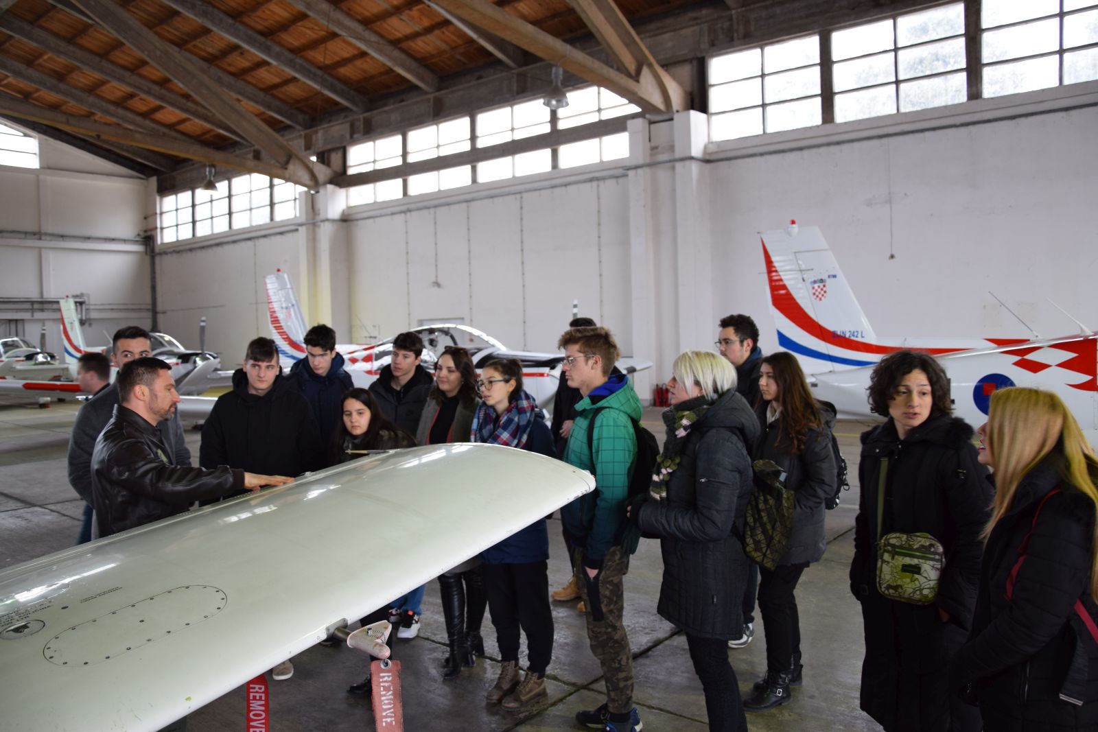 Polaznici Zimske škole u posjeti vojarni “Pukovnik Mirko Vukušić” u Zemuniku