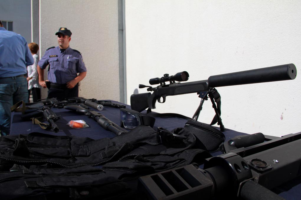 U prigodi Dana hrvatske policije i njihovog zaštitnika Sv.Mihovila danas je u PU Zadarskoj održana prigodna svečanost.U nastavku svečanosti, pokaznu vježbu samoobrane izveli su pripadnici interventne jedinice PU Zadarske te su podijeljena priznanja nagrađ U prigodi Dana hrvatske policije i njihovog zaštitnika Sv.Mihovila danas je u PU Zadarskoj održana prigodna svečanost.U nastavku svečanosti, pokaznu vježbu samoobrane izveli su pripadnici interventne jedinice PU Zadarske te su podijeljena priznanja nagrađ