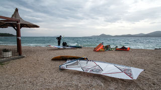 Južina nekima donosi glavobolju, surferima i kajterima je prava radost. Tako je bilo i jučer. Na biogradskoj plaži Dražica okupilo se dvadesetak ljubitelja vjetra, većina iz kiteboarding kluba Badevana-surf iz Zagreba. Iako su po meteorološkoj prognozi oč