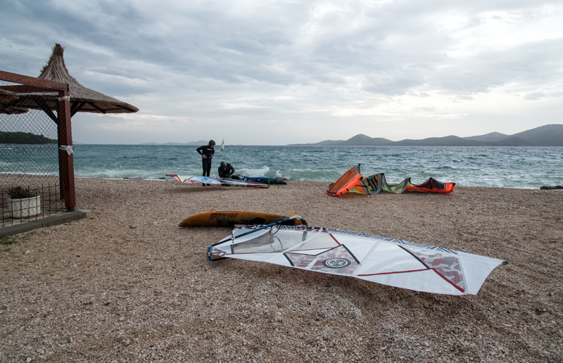 Južina nekima donosi glavobolju, surferima i kajterima je prava radost. Tako je bilo i jučer. Na biogradskoj plaži Dražica okupilo se dvadesetak ljubitelja vjetra, većina iz kiteboarding kluba Badevana-surf iz Zagreba. Iako su po meteorološkoj prognozi oč