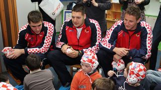 Da hrvatske zlatne Barakude imaju veliko srce pokazali su već prvog dana boravka u Zadru. Posjetili su mališane DV Latica i donijeli im prigodne poklone – vaterpolo kapice hrvatske reprezentacije. Mališani i njihove tete s oduševljenjem su dočekali svoje