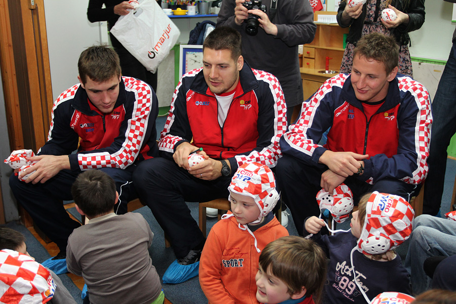 Da hrvatske zlatne Barakude imaju veliko srce pokazali su već prvog dana boravka u Zadru. Posjetili su mališane DV Latica i donijeli im prigodne poklone – vaterpolo kapice hrvatske reprezentacije. Mališani i njihove tete s oduševljenjem su dočekali svoje