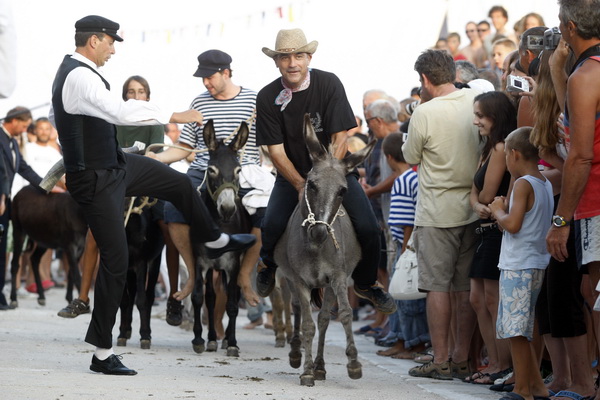 Sali, Dugi otok, 100809.
“Svako misto svoju festu ima…”, no ne traje svaka festa tri dana kao ona u mjestu Sali na Dugom otoku. Saljske uzance, kako mjestani nazivaju svoju festu, odrzava se ove godine po pedeseti put, kao i svake godine dosad, vikend p Sali, Dugi otok, 100809.
“Svako misto svoju festu ima…”, no ne traje svaka festa tri dana kao ona u mjestu Sali na Dugom otoku. Saljske uzance, kako mjestani nazivaju svoju festu, odrzava se ove godine po pedeseti put, kao i svake godine dosad, vikend p