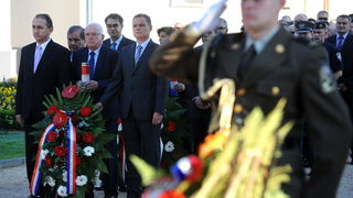 Zadar, 061012.
Povodom Dana obrane grada predstavnici lokalne vlasti, suborci, prijatelji i obitelj polozili su vijence kod spomenika poginulim braniteljima na gradskom groblju.
Na fotografiji: gradonacelnik dr. Zvonimir Vrancic sa suradnicima.
Foto: Luka