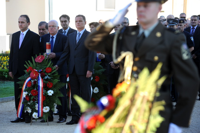 Zadar, 061012.
Povodom Dana obrane grada predstavnici lokalne vlasti, suborci, prijatelji i obitelj polozili su vijence kod spomenika poginulim braniteljima na gradskom groblju.
Na fotografiji: gradonacelnik dr. Zvonimir Vrancic sa suradnicima.
Foto: Luka