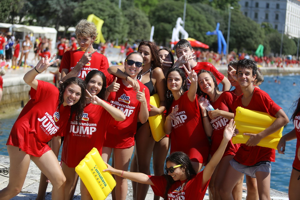 11. dm millennium jump: Tri tisuće ljudi skače za humanitarni cilj 11. dm millennium jump: Tri tisuće ljudi skače za humanitarni cilj