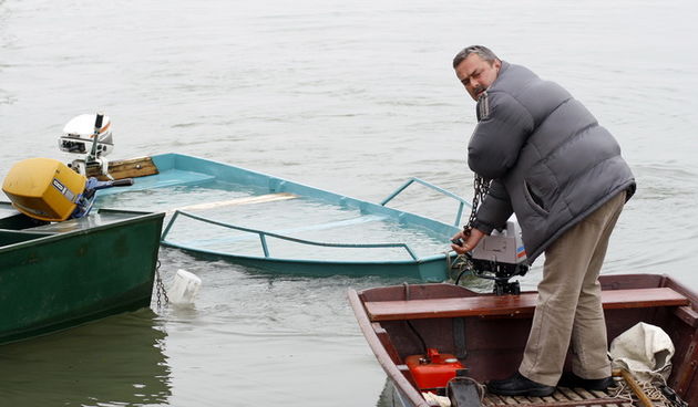 Na jezeru HE Dubrava prosle noci nestala su dva muskarca, te je tokom jutra pronadjen jedan les a za drugim se jos traga. Od trojice muskaraca koji su se otisnuli na put preko jezera camcem, jedan se uspio spasiti, a o trecem ce se vise z