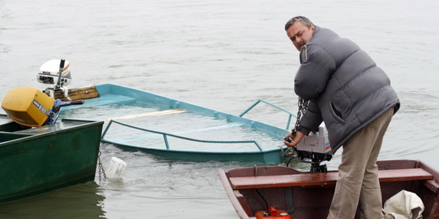 Na jezeru HE Dubrava prosle noci nestala su dva muskarca, te je tokom jutra pronadjen jedan les a za drugim se jos traga. Od trojice muskaraca koji su se otisnuli na put preko jezera camcem, jedan se uspio spasiti, a o trecem ce se vise z