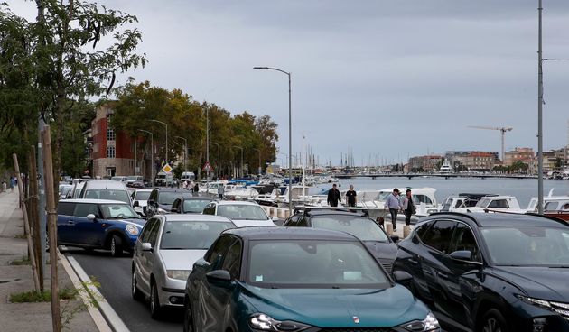 Prometna gužva na raskrižju u Jazinama